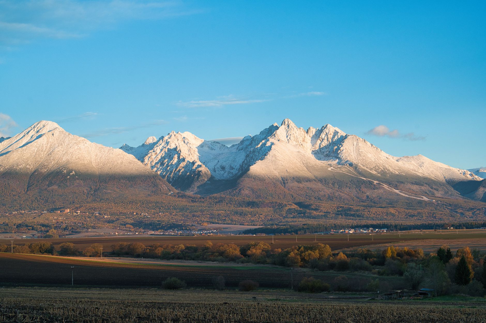 Breathtaking landscape of snow-capped High Tatras mountains during a sunny day in Slovakia. — free online jigsaw puzzle on JigsawPuzzlesFreeOnline.org
