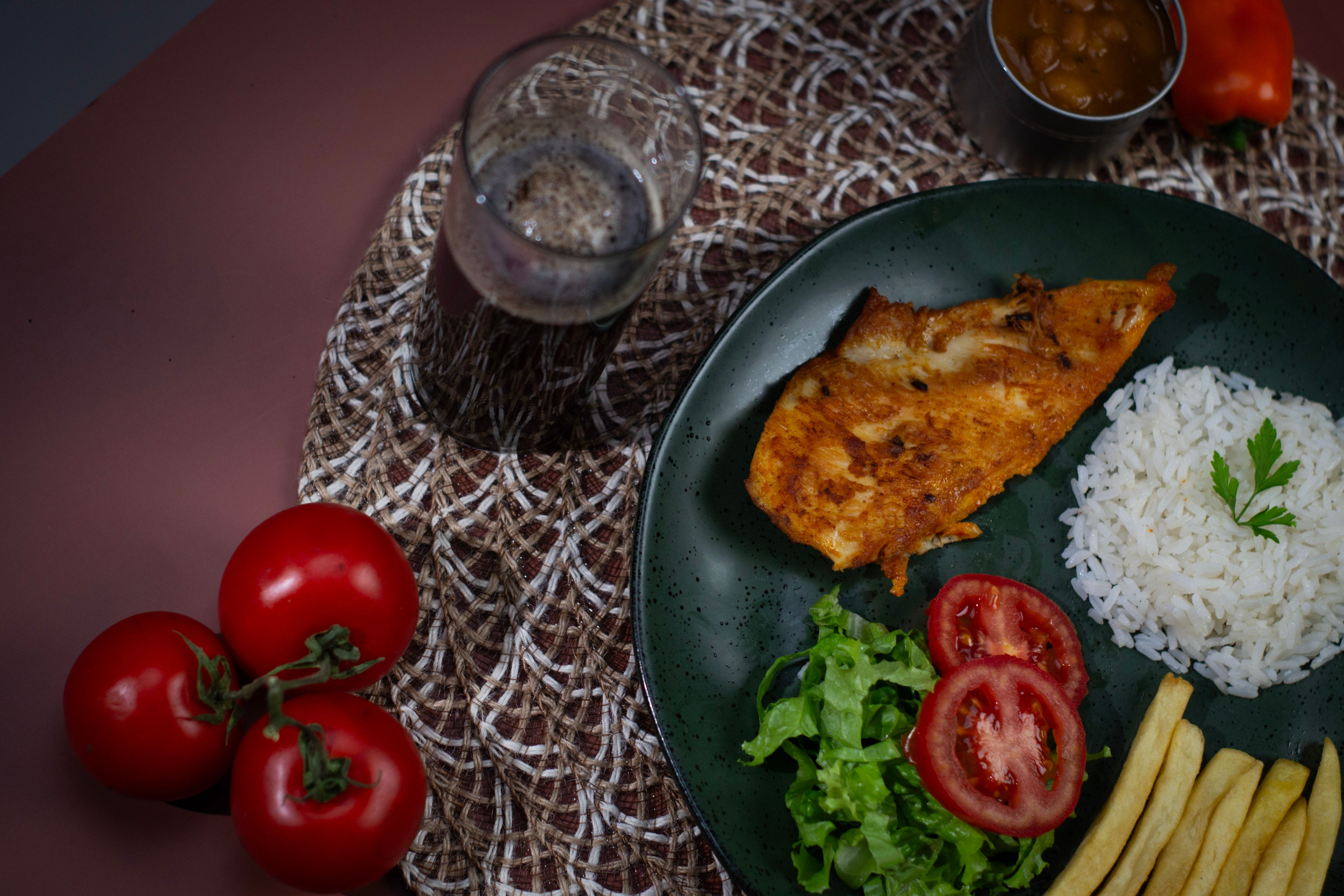 Prato feito com frango grelhado, arroz, salada e tomate