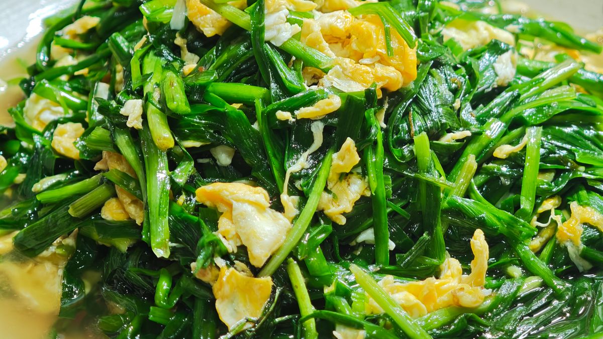 Scrambled eggs with green onion