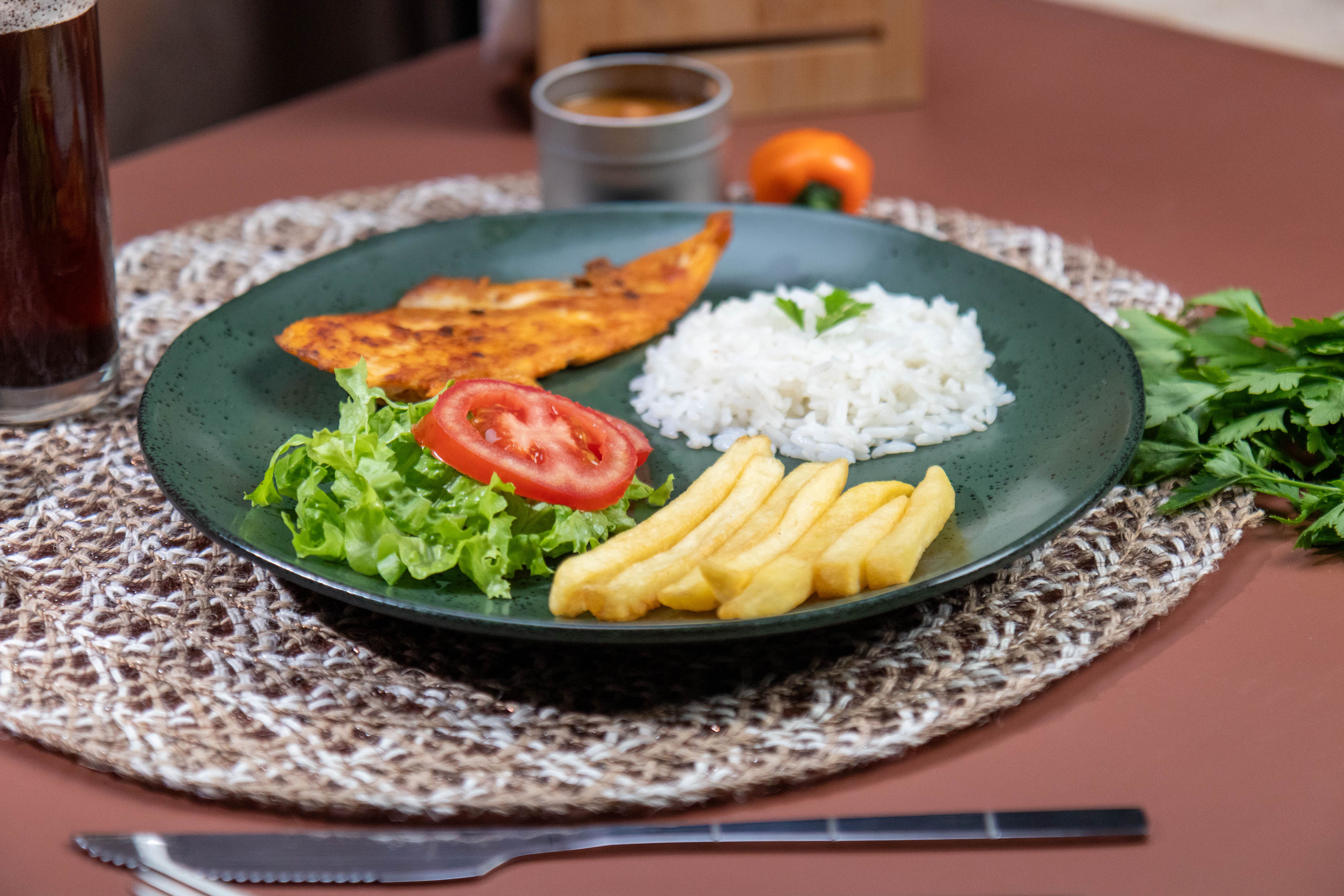 Filete de pescado crudo con hierbas frescas y especias listas para marinar.