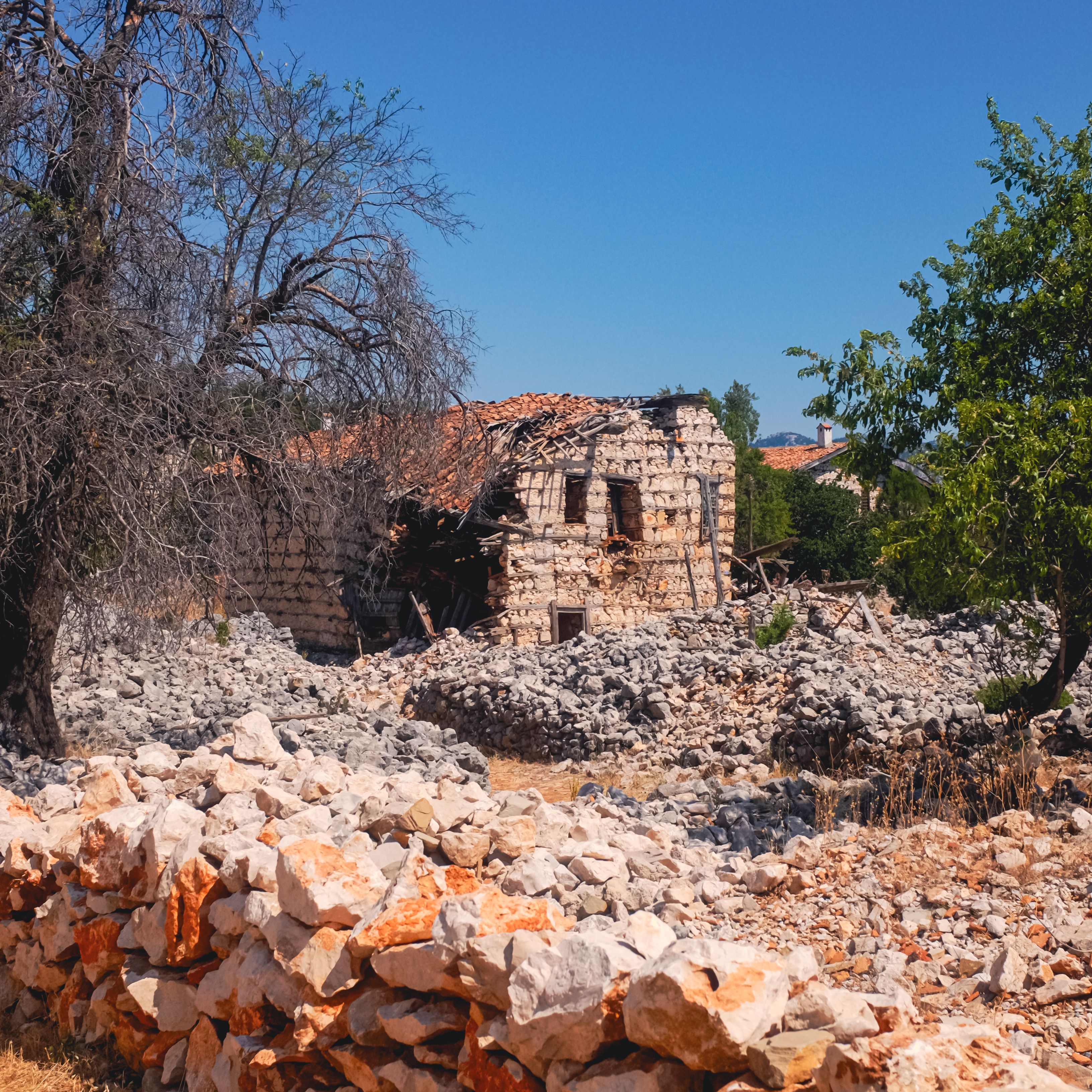 Rustic Stone House in Ruins with Dry Vegetation · Free Stock Photo