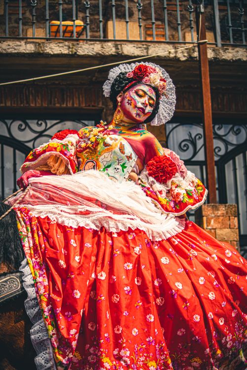 Free Colorful Catrina with artistic makeup in a traditional Mexican dress, celebrating Día de los Muertos. Stock Photo