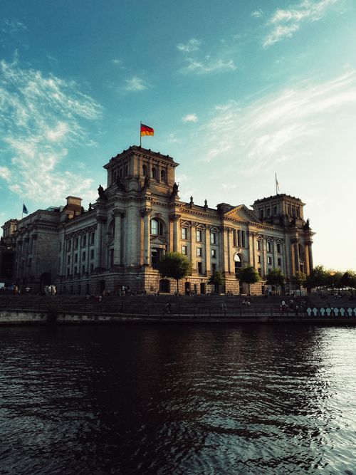 Prédio do Reichstag em Berlim ao entardecer