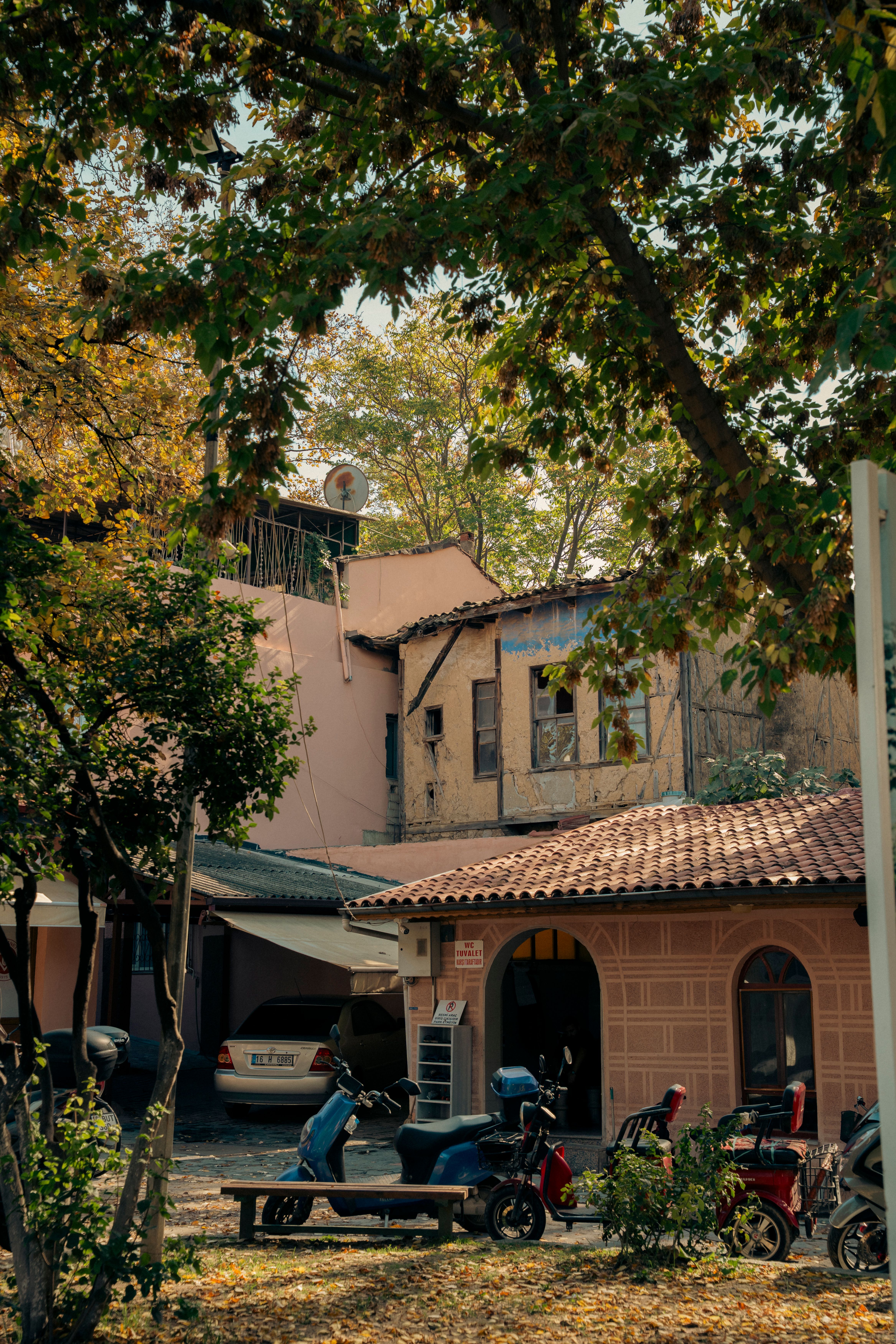 Charming Vintage Street in Urban Neighborhood · Free Stock Photo