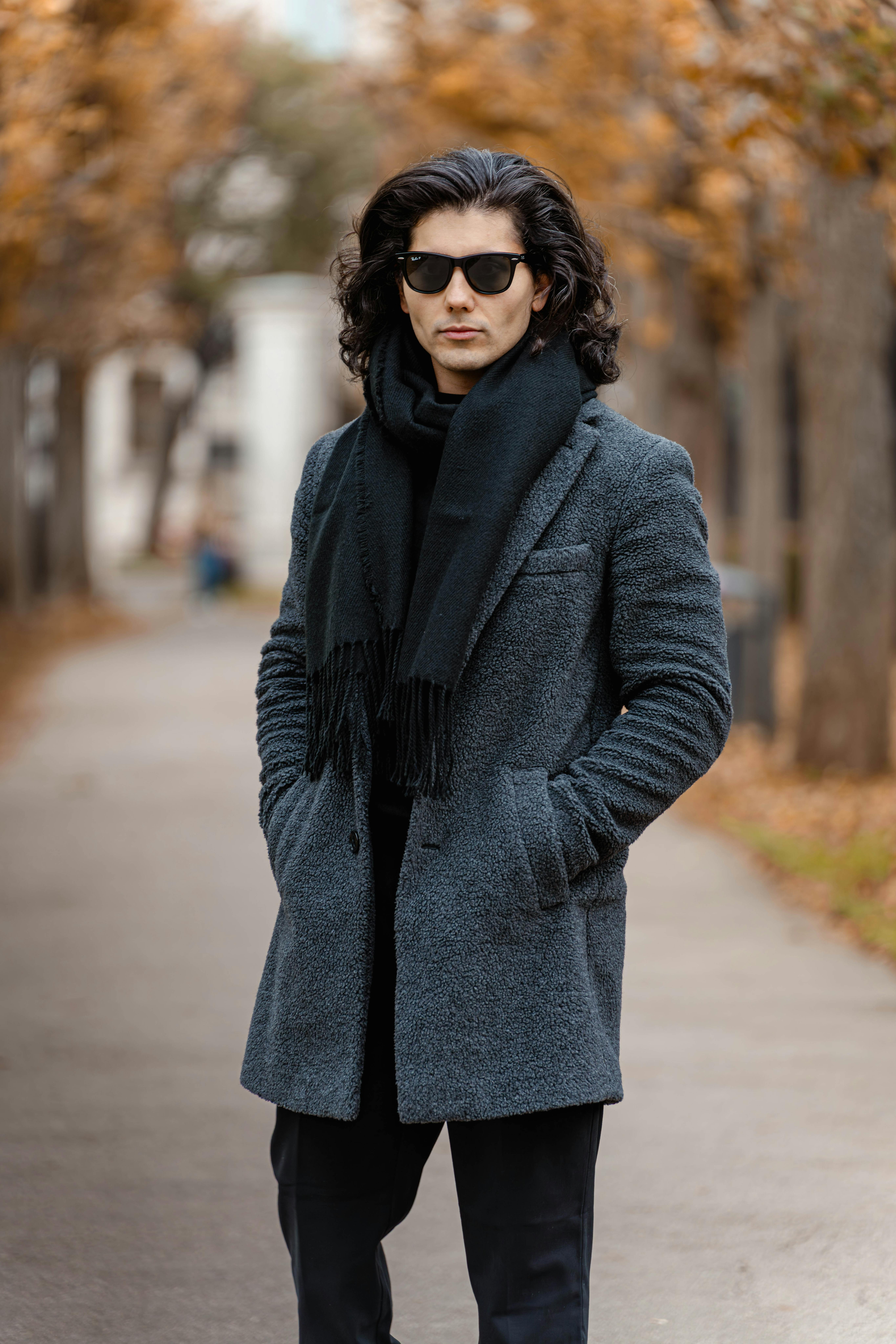 bezplatná Módní mužský model ve stylovém podzimním oblečení ve Vídni v Rakousku. Základová fotografie