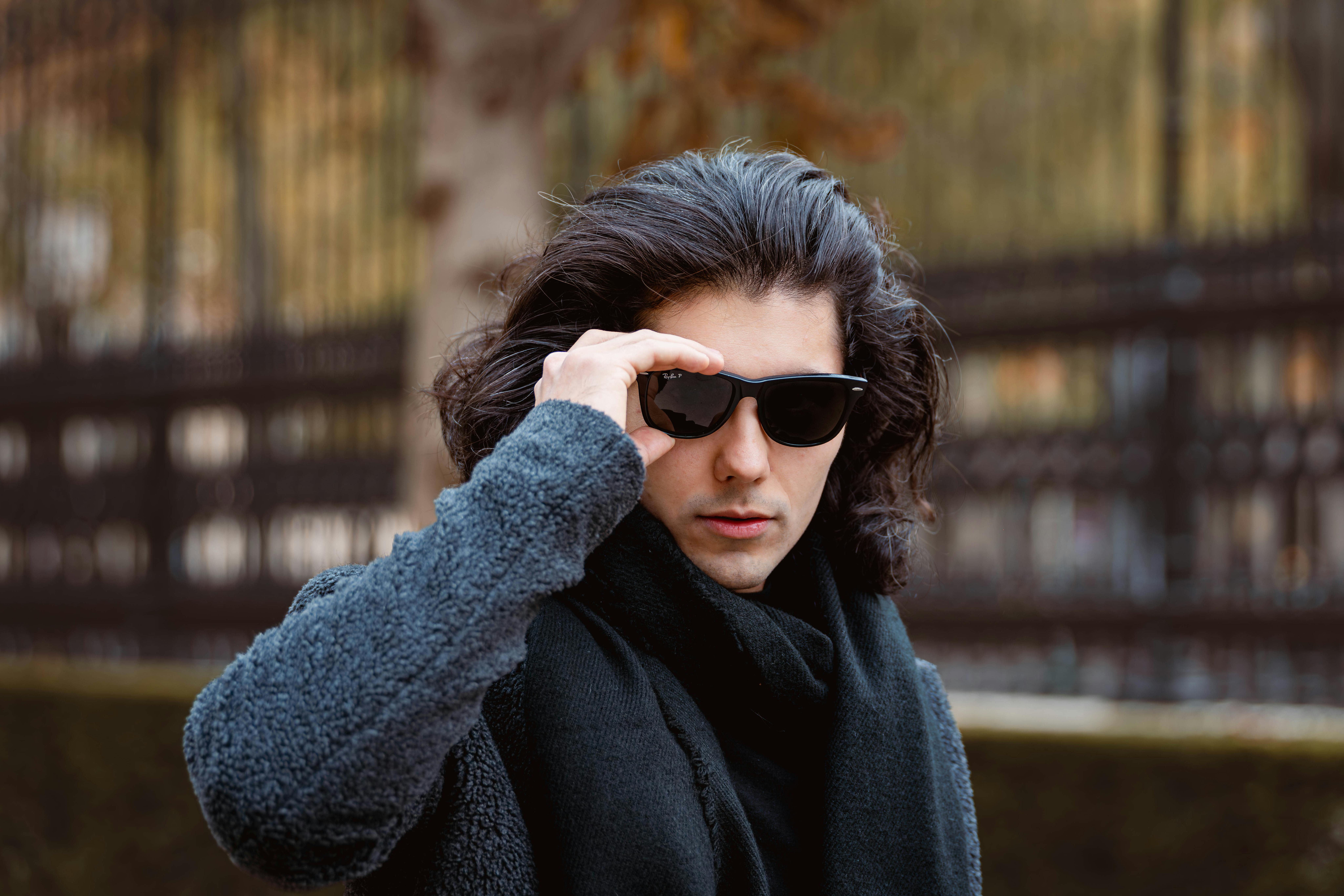 Gratis Pria Melepas Kacamata Hitamnya  Foto Stok