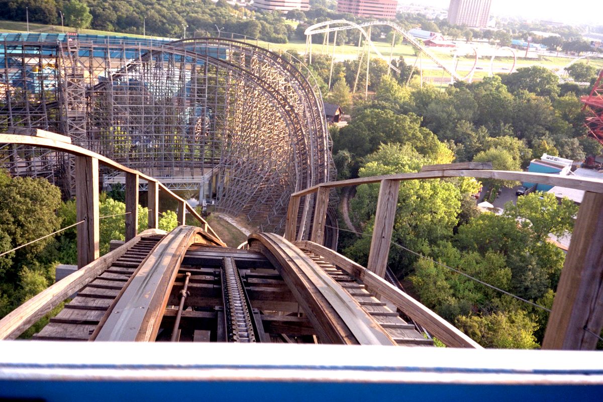 Yüksek hızlı roller coaster virajında heyecanla ilerleyen vagon