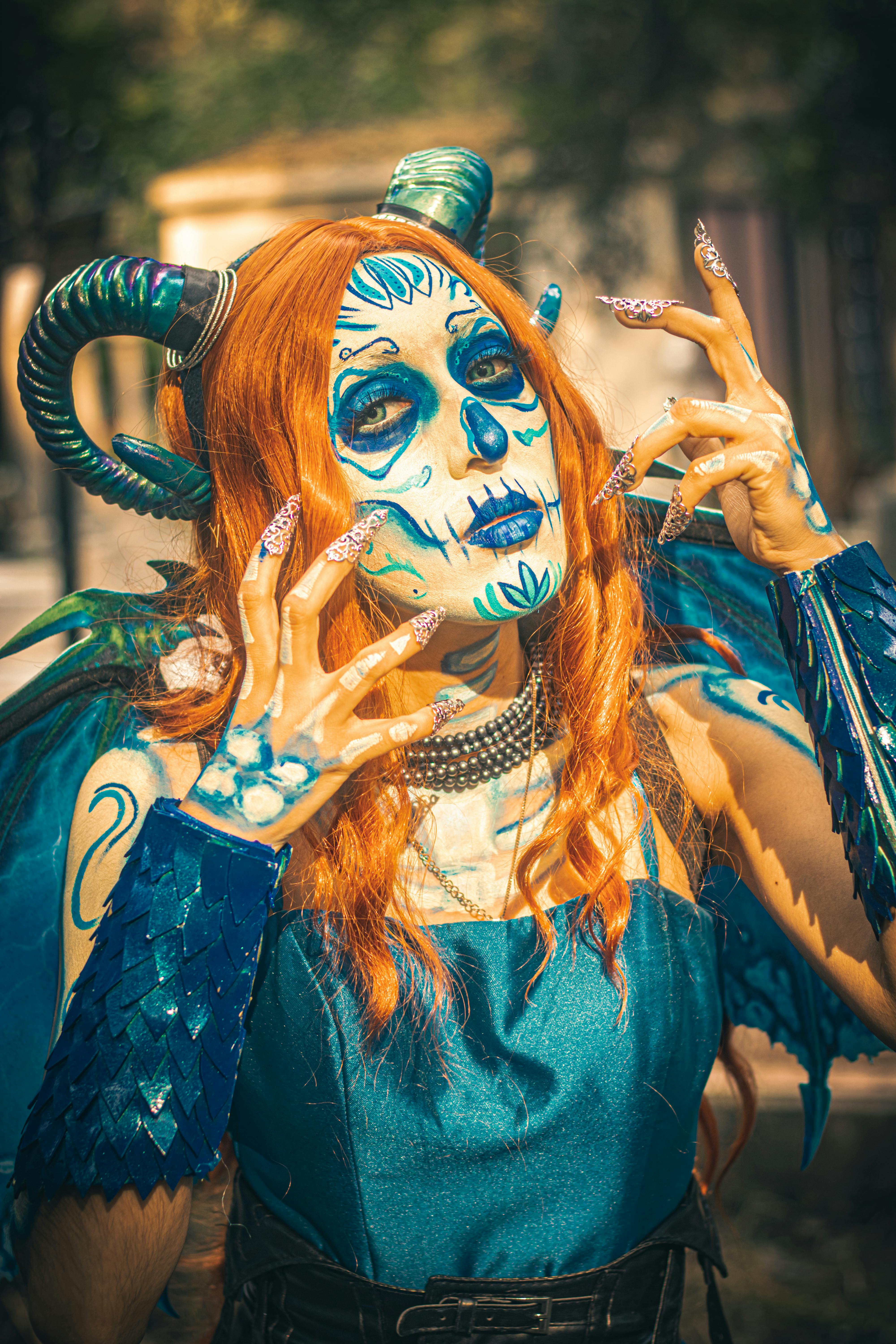 grátis Uma representação vibrante da maquiagem e dos trajes artísticos do Dia dos Mortos na Cidade do México. Foto profissional