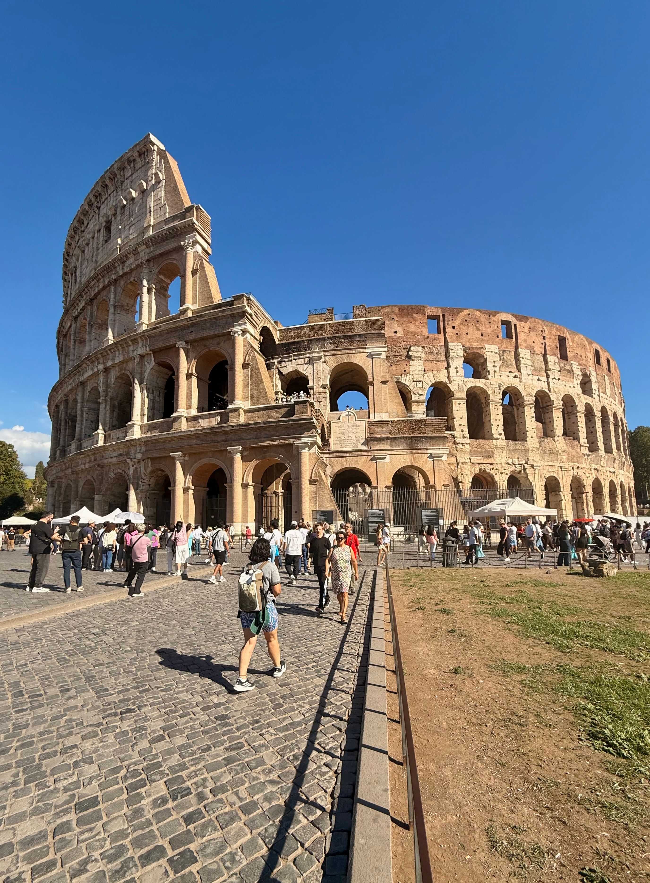 Crowds at the Historic Colosseum, Rome · Free Stock Photo