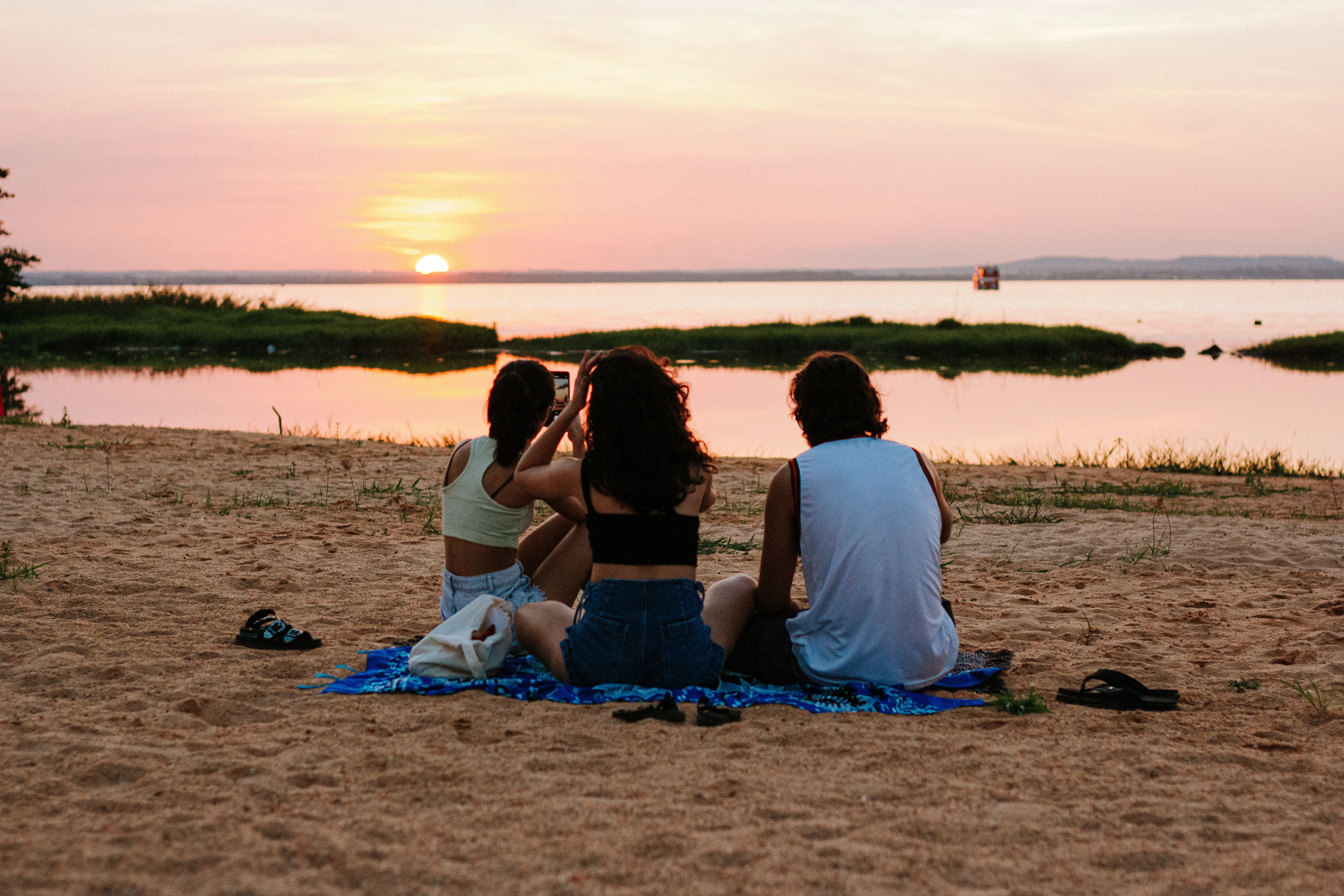 Dicas de o que levar para a praia no verão: checklist completo para sua viagem