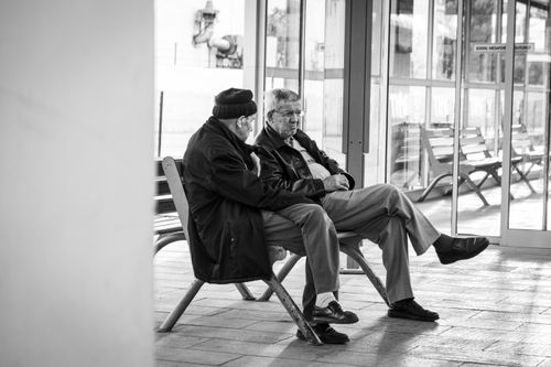Free Elderly men in deep conversation at Eskişehir train station, Türkiye. Stock Photo