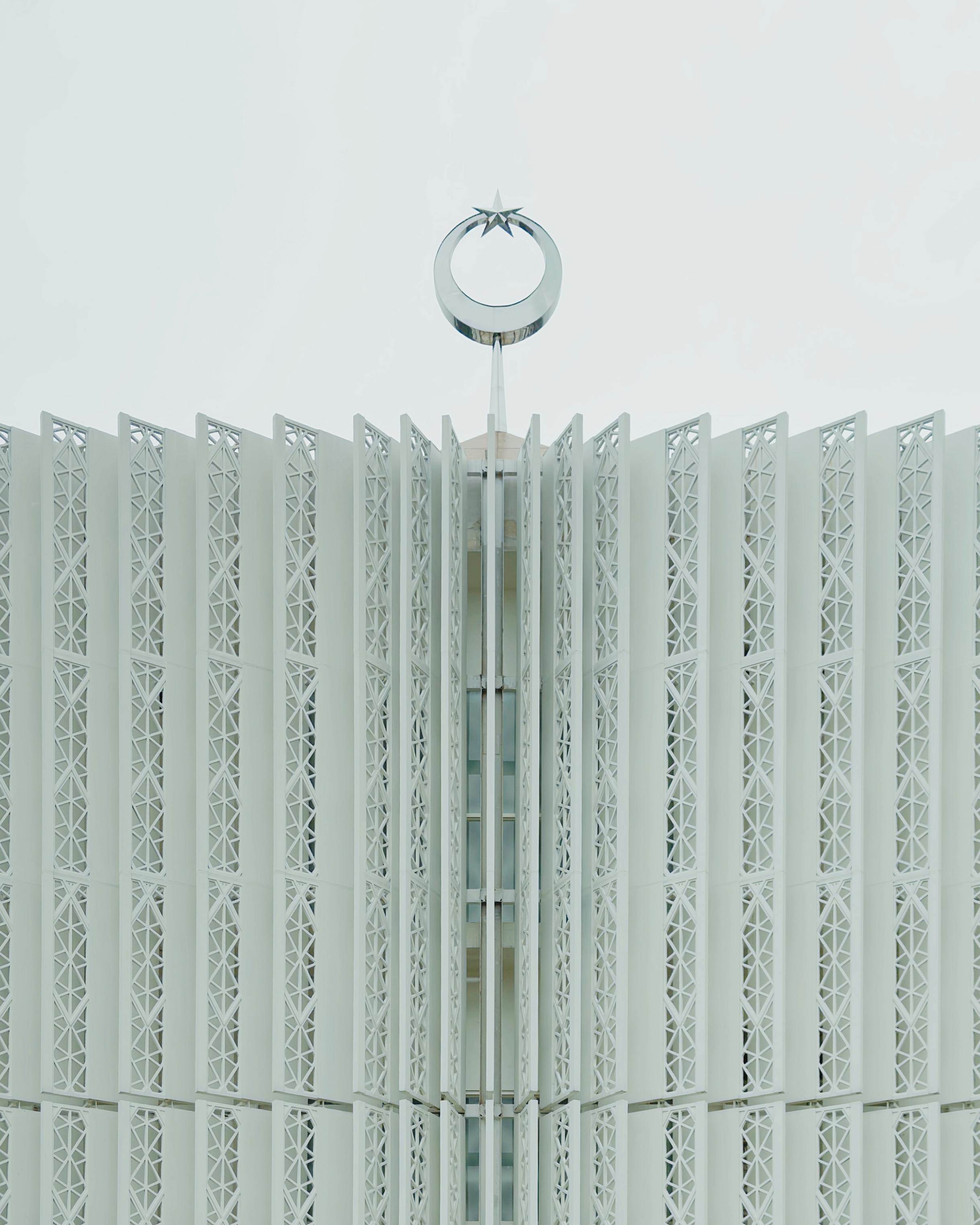 Kostenlos Elegante weiße Fassade einer modernen Moschee mit islamischen Symbolen in Indonesien. Stock-Foto