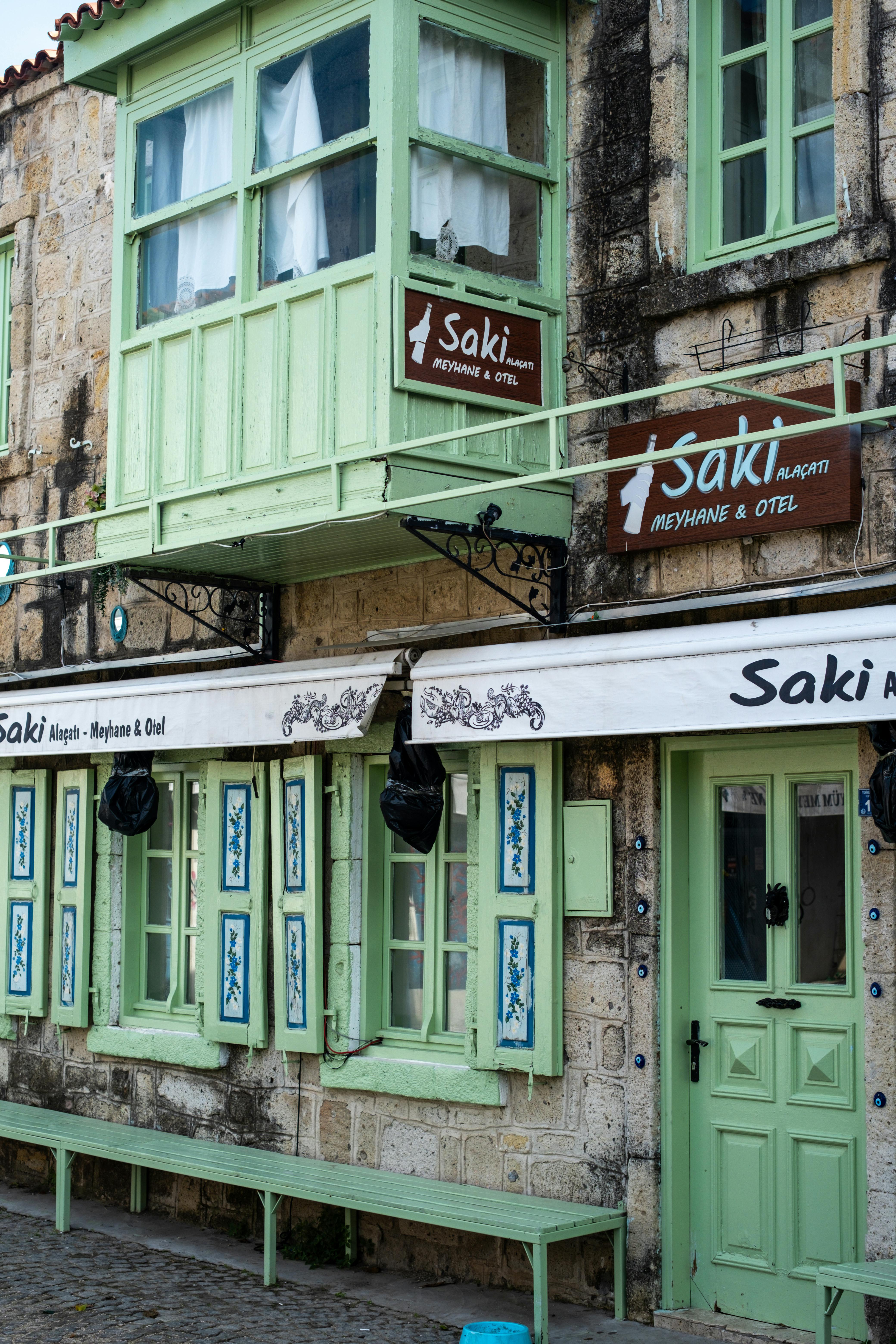 Explore the traditional architecture of Saki Meyhane & Otel in picturesque Ala&ccedil;atı, T&uuml;rkiye.