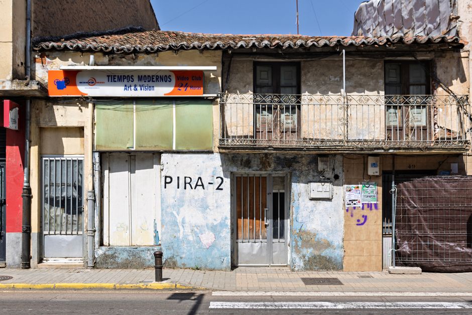 Una fachada rústica del Video Club Tiempos Modernos en Guijuelo, España, con arquitectura y señalización vintage.