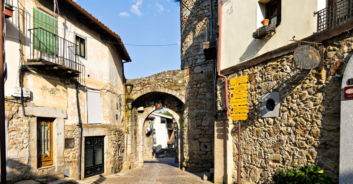 Picturesque street with stone archway in Miranda del Castañar, Spain, capturing the historic architecture.
