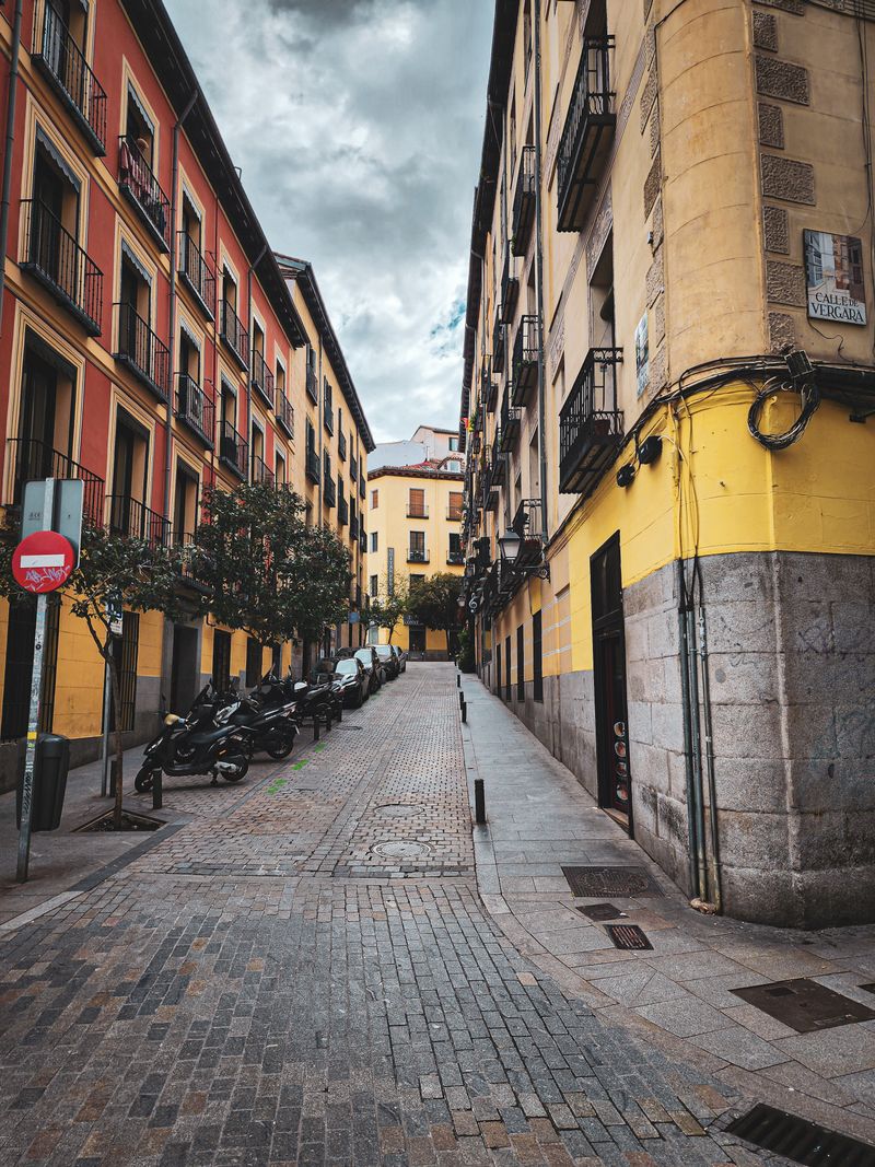 Calle de Vergara, en el Madrid de siempre, a la luz cálida del atardecer