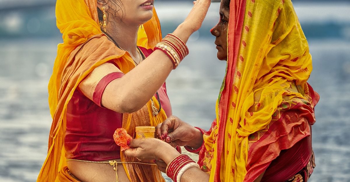Traditional Ritual in Front of Howrah Bridge · Free Stock Photo