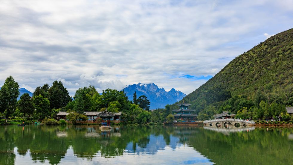 蓝月谷冰川融水蓝色湖泊与雪山倒影