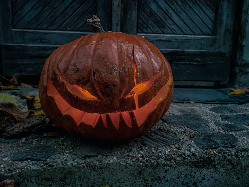 Eerie jack-o'-lantern glowing in the dark, perfect for Halloween ambiance.