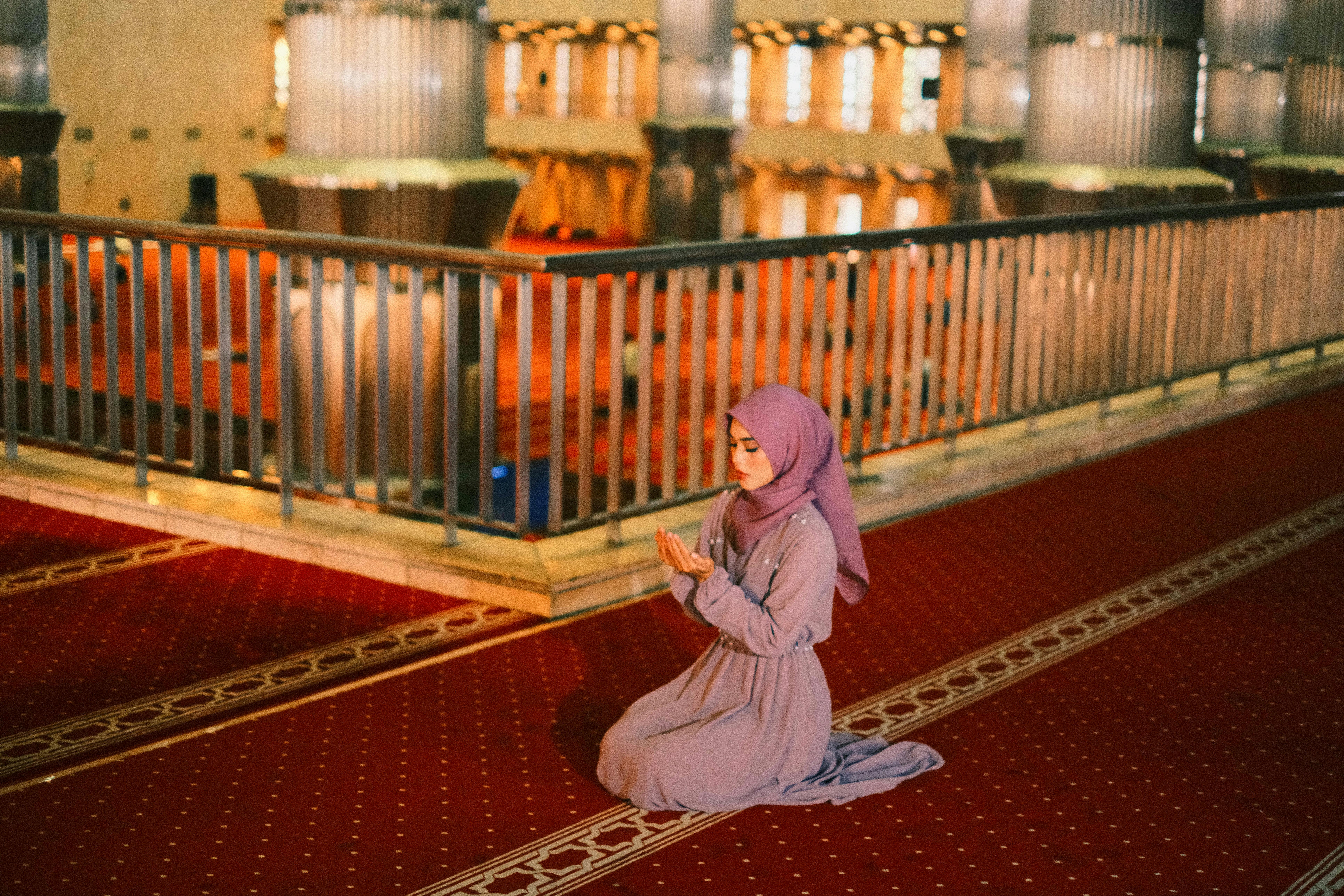 امرأة تصلّي في مسجد الاستقلال بجاكرتا