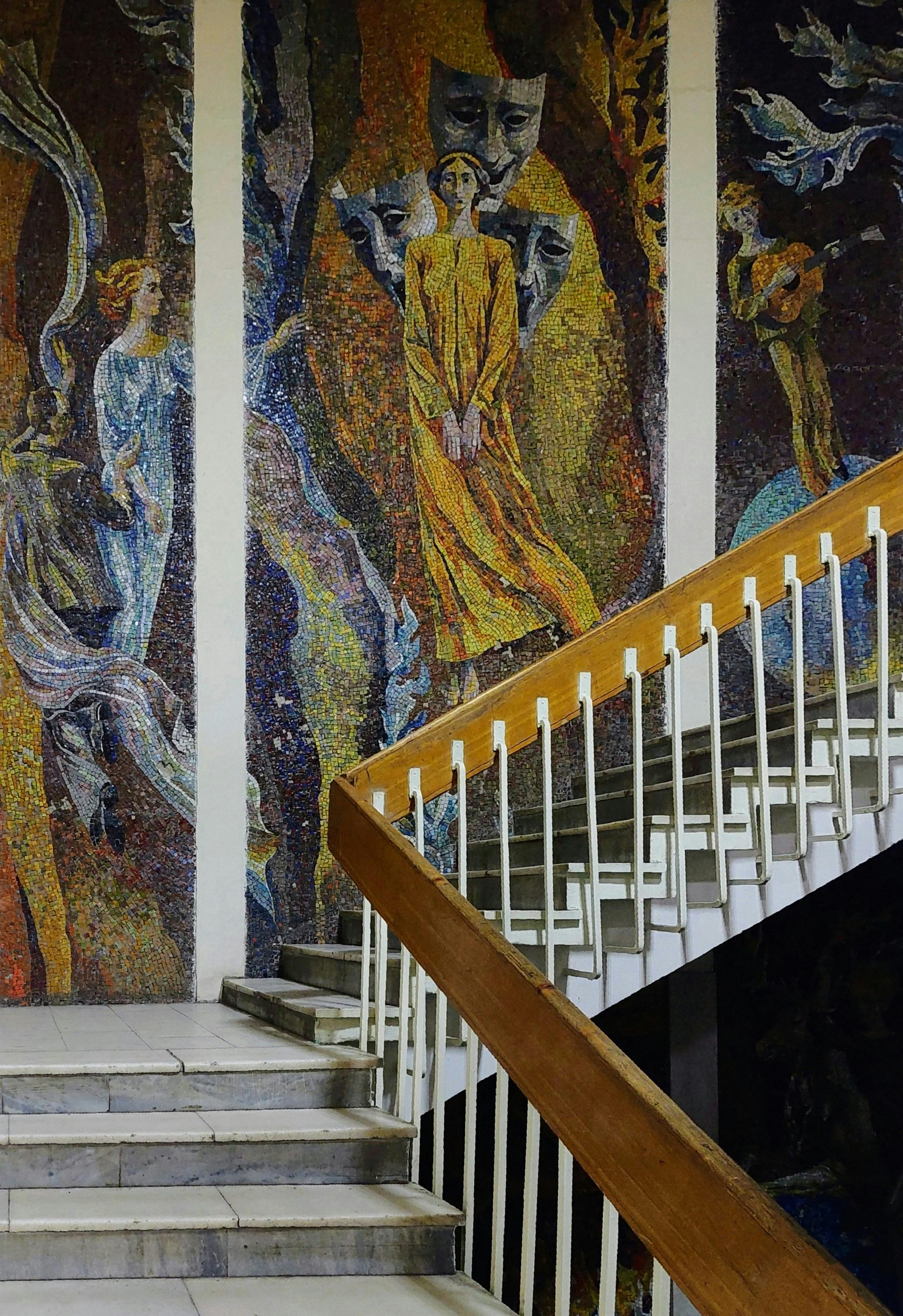 Gratis Fantastisk mosaikkmaleri med teatermasker og figurer i Tatarstans kulturpalass. Arkivbilde