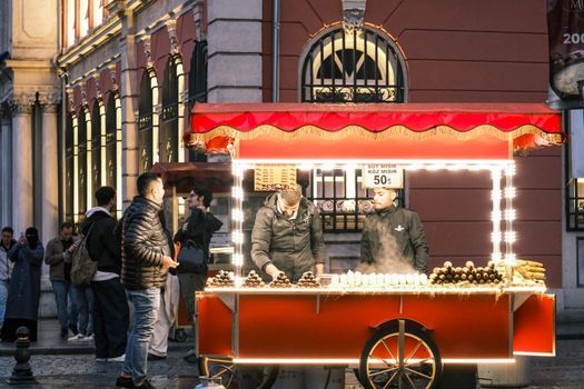 A lively street food vendor scene in İstanbul, showcasing local culture and vibrant urban life.