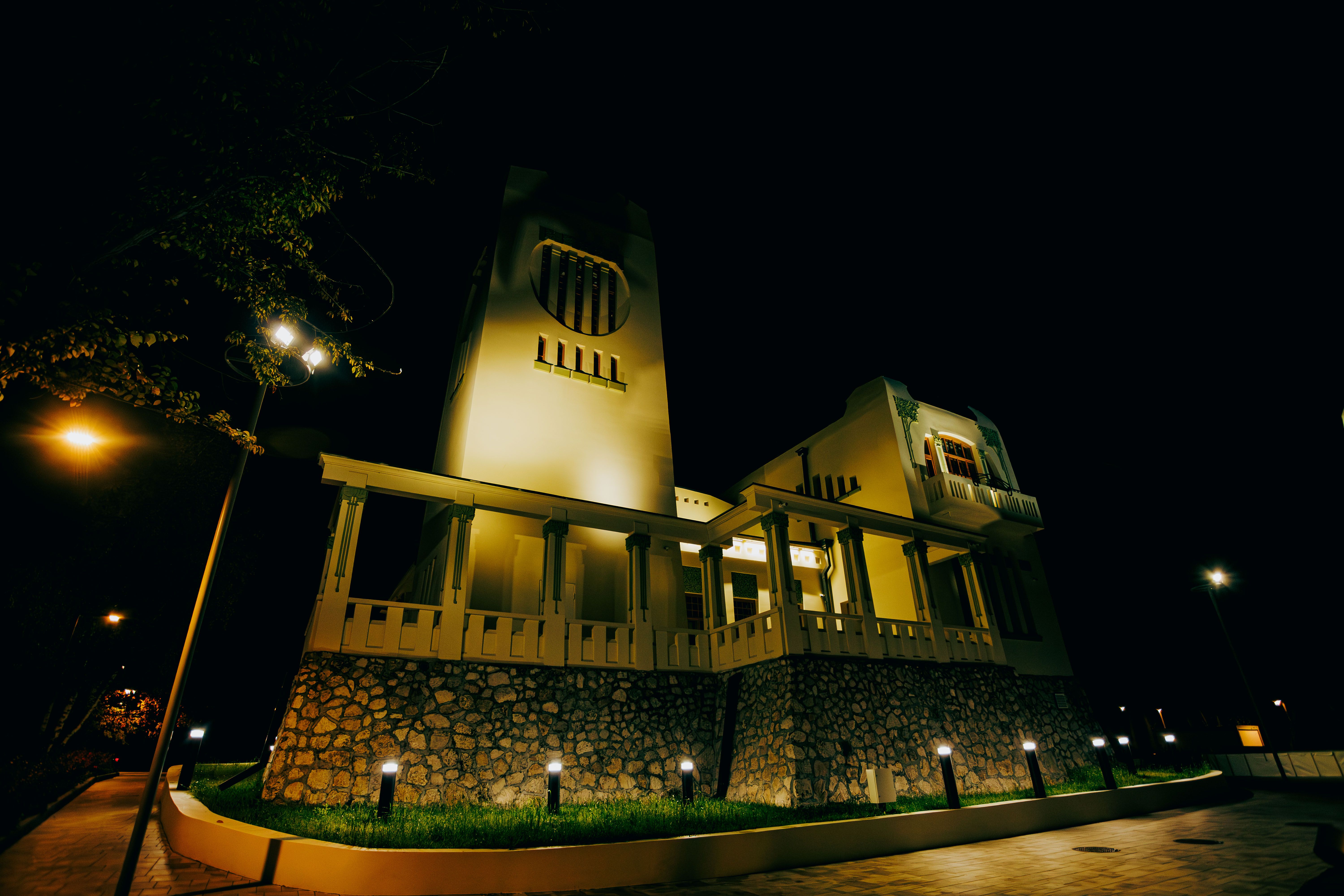 Elegant Nighttime Architecture with Dramatic Lighting · Free Stock Photo