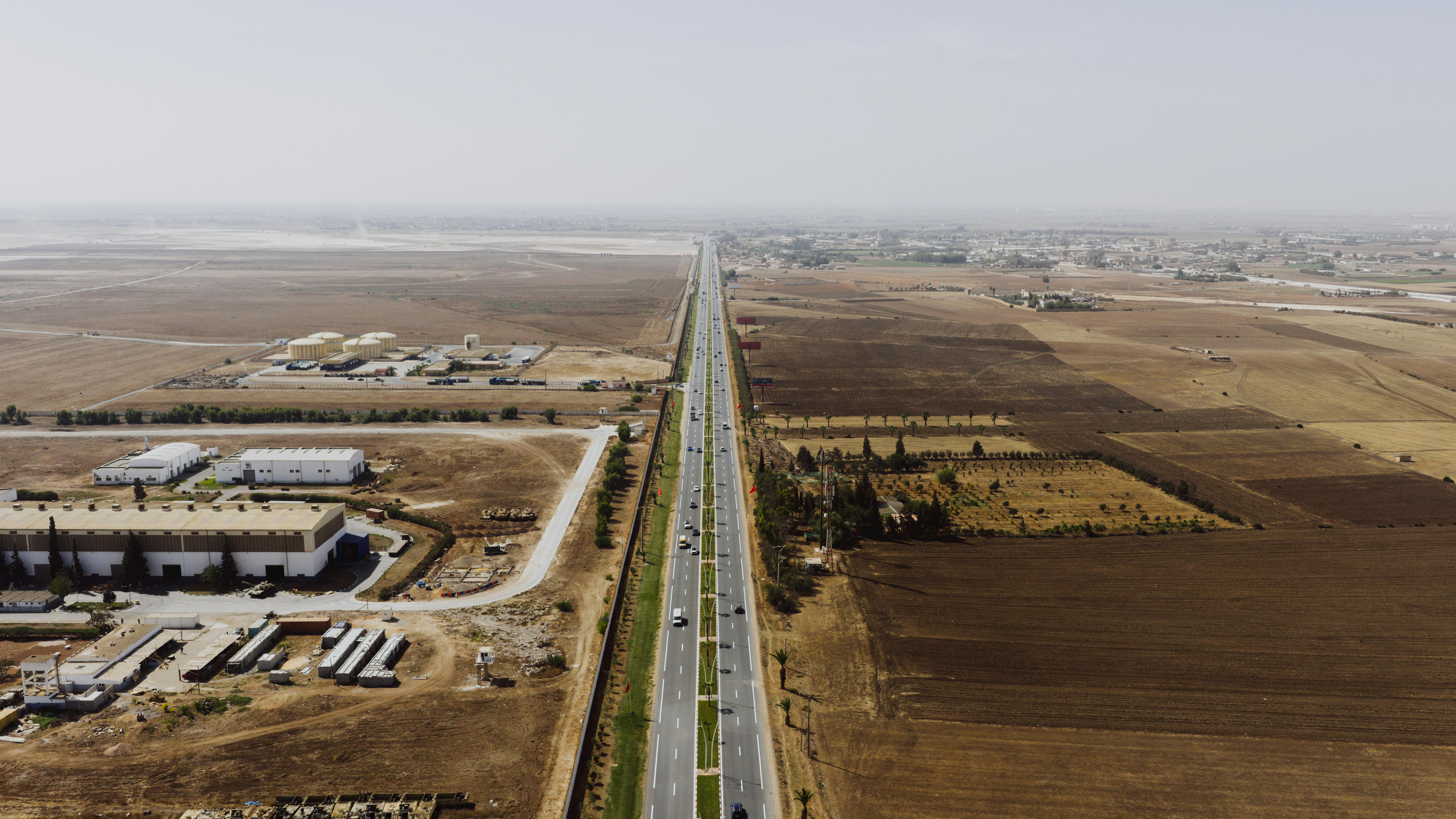 grátis Uma vista aérea deslumbrante de Casablanca, Marrocos, mostrando suas vastas paisagens e infraestrutura. Foto profissional