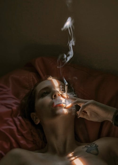 Gratis Mujer Fumando Foto de stock