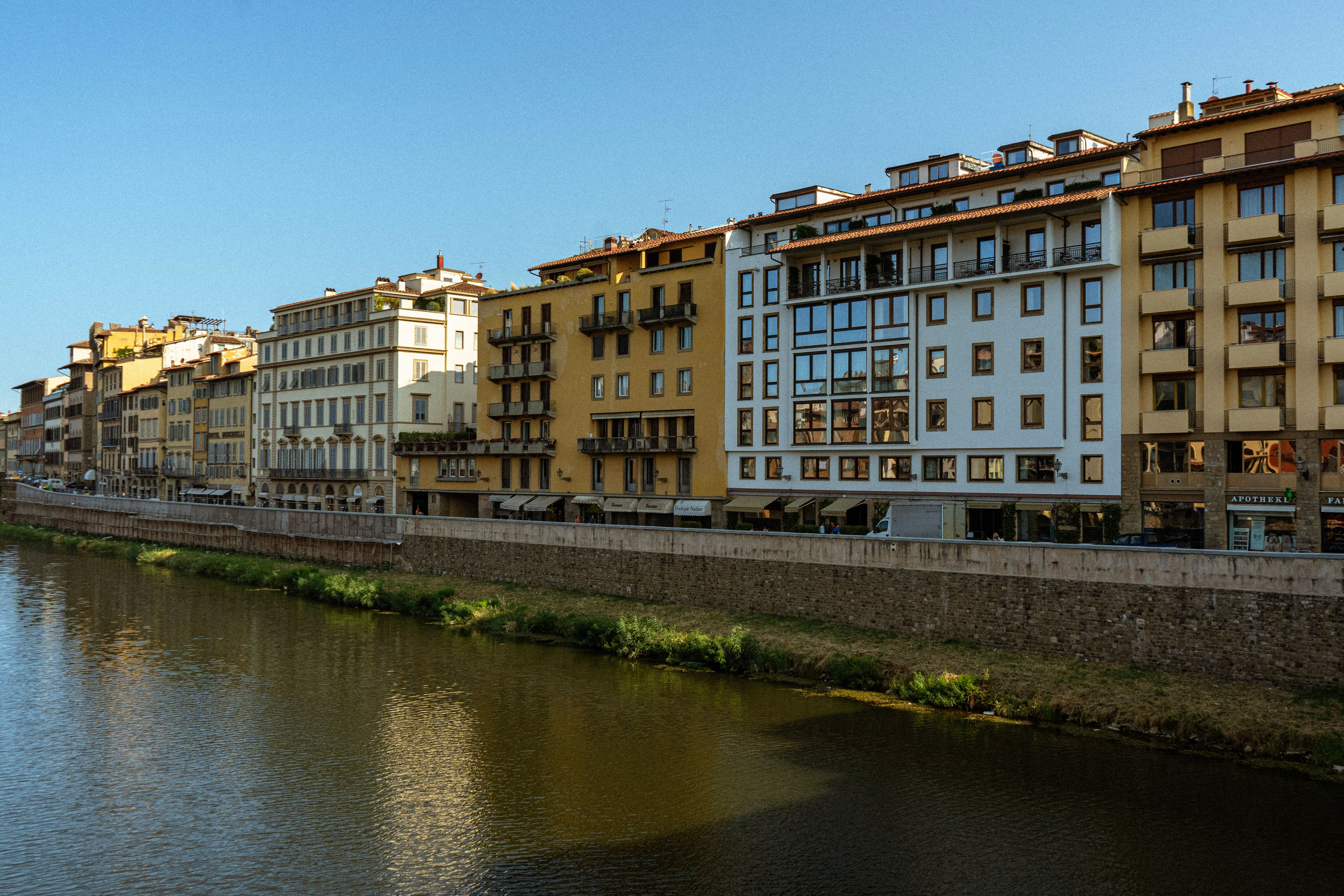 Façades d’immeubles résidentiels, à l’image du bâti de brescia.