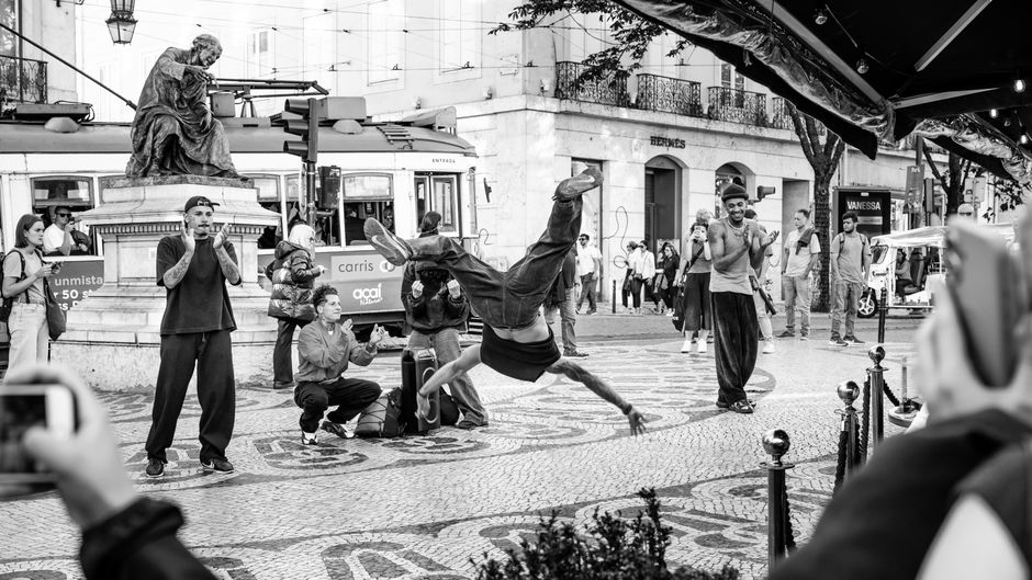 A street performer entertaining crowds in Lisbon's <span class="notranslate"><em>Rossio</em></span> square.