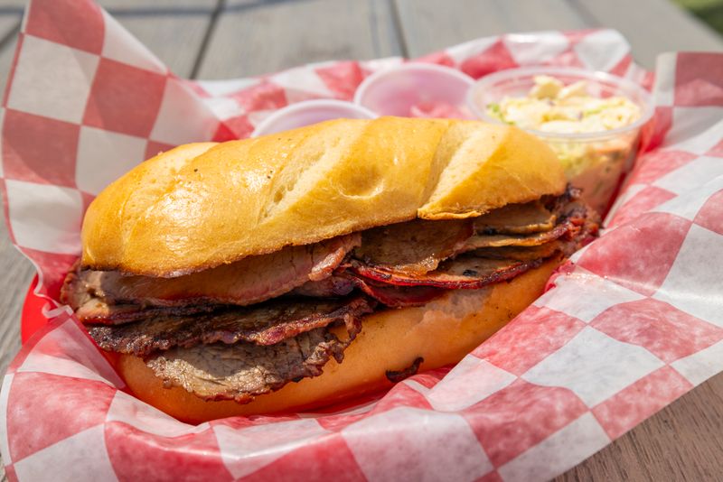 Brisket sandwich in a checkered basket — Nobleseed on Pexels