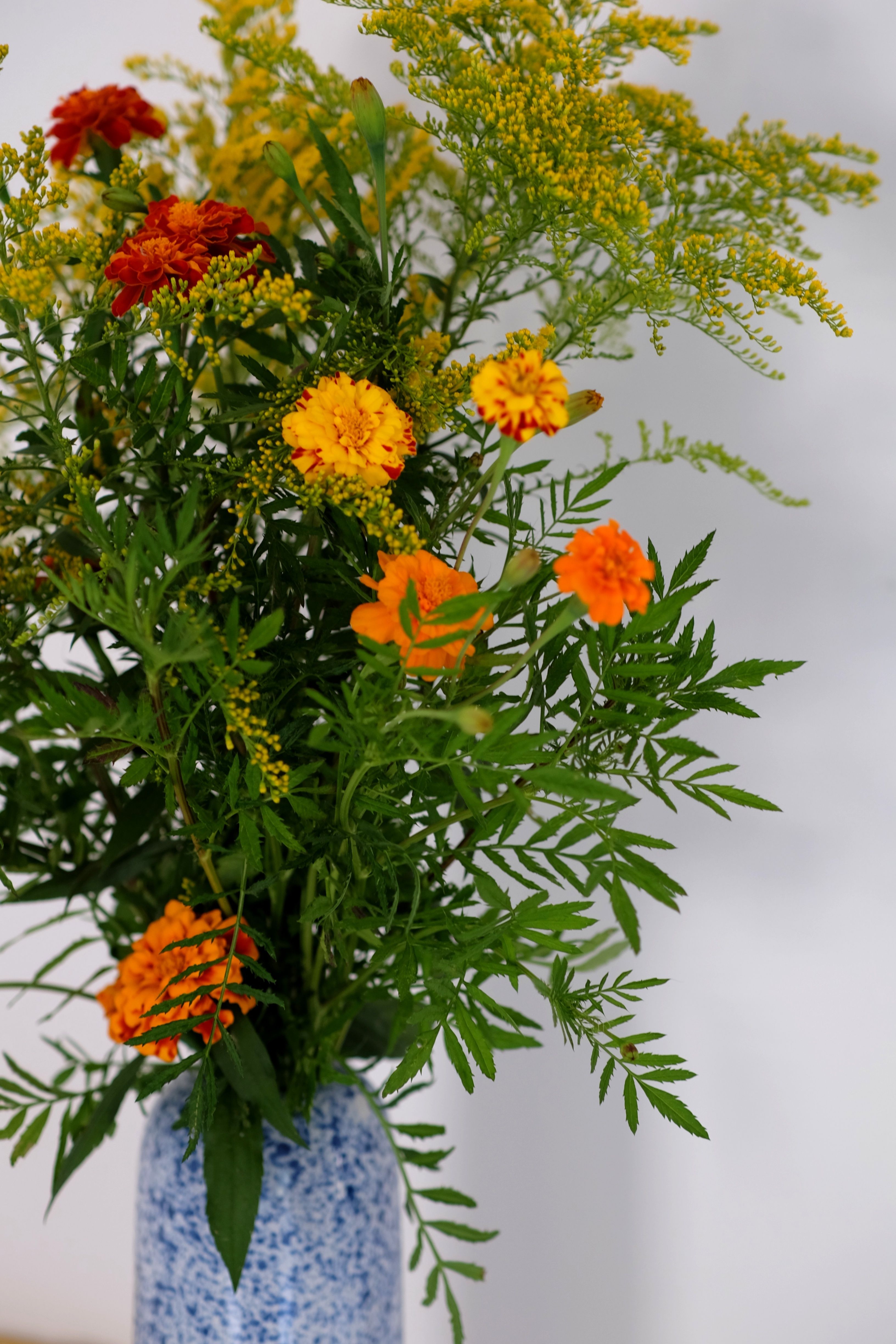 [ColoSach]-colorful-bouquet-of-marigolds-and-goldenrods-in-a-textured-vase,-perfect-for-brightening-any-space.