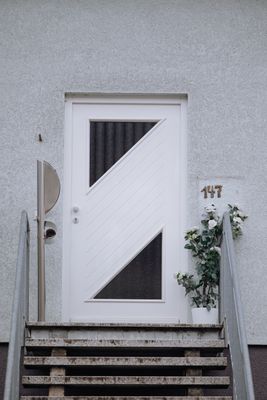 Witte moderne voordeur