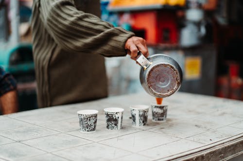 Pessoa Servindo Café Em Uma Caneca