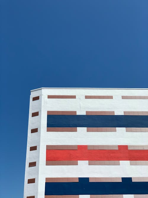 Edificio In Cemento Bianco E Marrone Sotto Il Cielo Blu