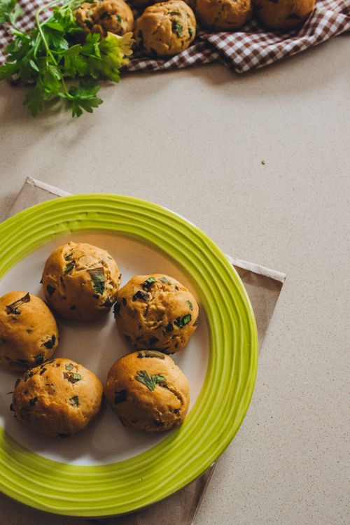 Free Tasty homemade herb rolls on a green plate, perfect for a cozy brunch or dinner. Stock Photo