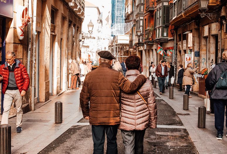 Online dating: starting a conversation on a niche platform