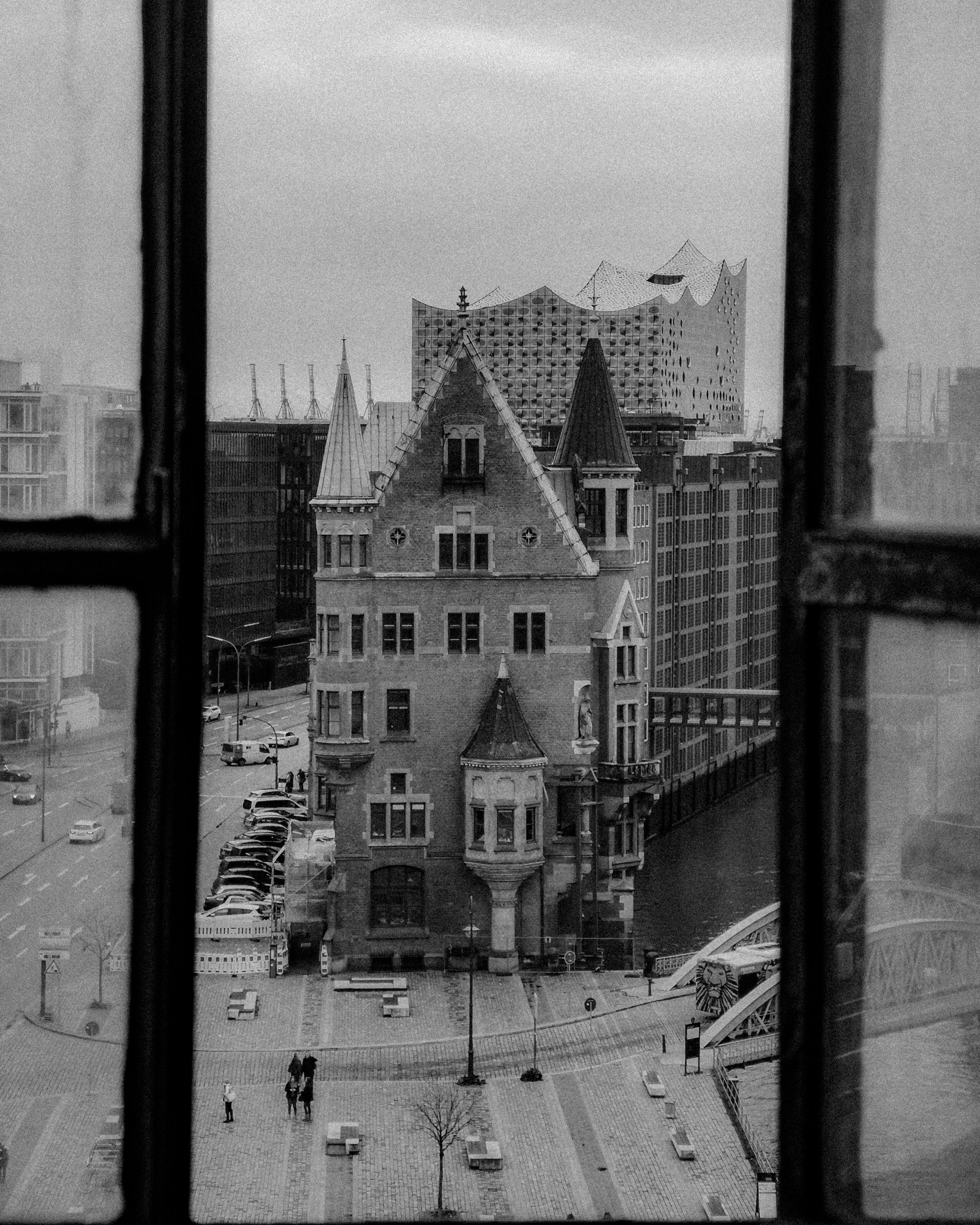 Black and white view of Hamburg's historic architecture and Elbphilharmonie.
