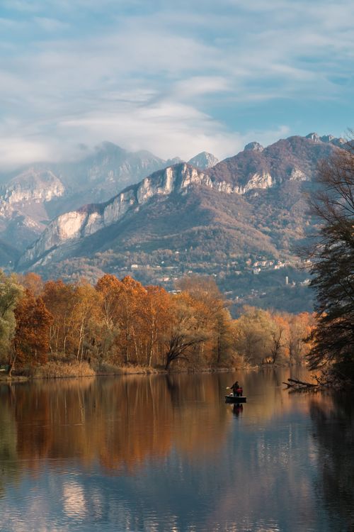 Serene Autumn Lake with Majestic Mountain View · Free Stock Photo