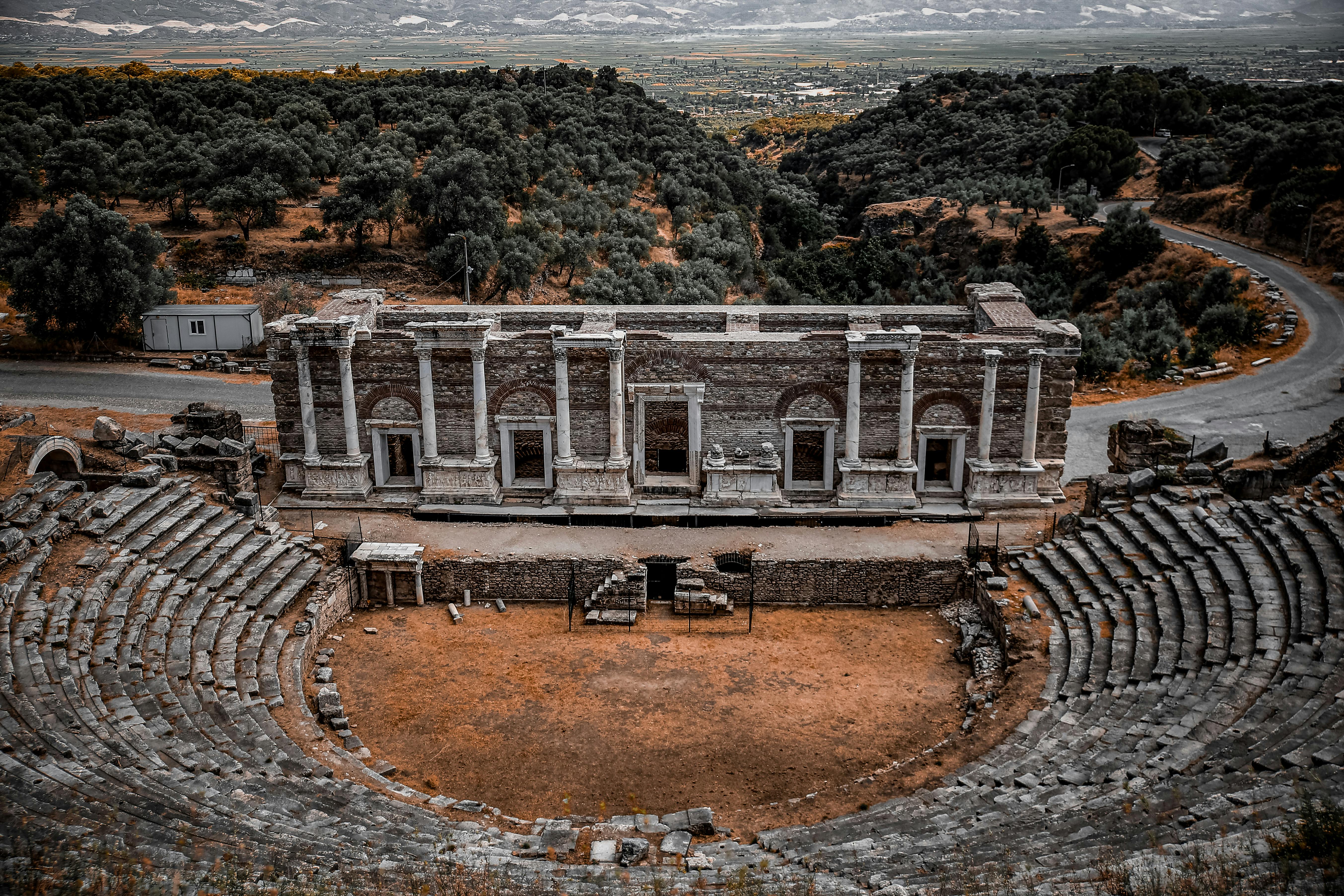 grátis Vista aérea de um antigo teatro romano em Aydın, Turquia, rodeado por paisagens exuberantes. Foto profissional