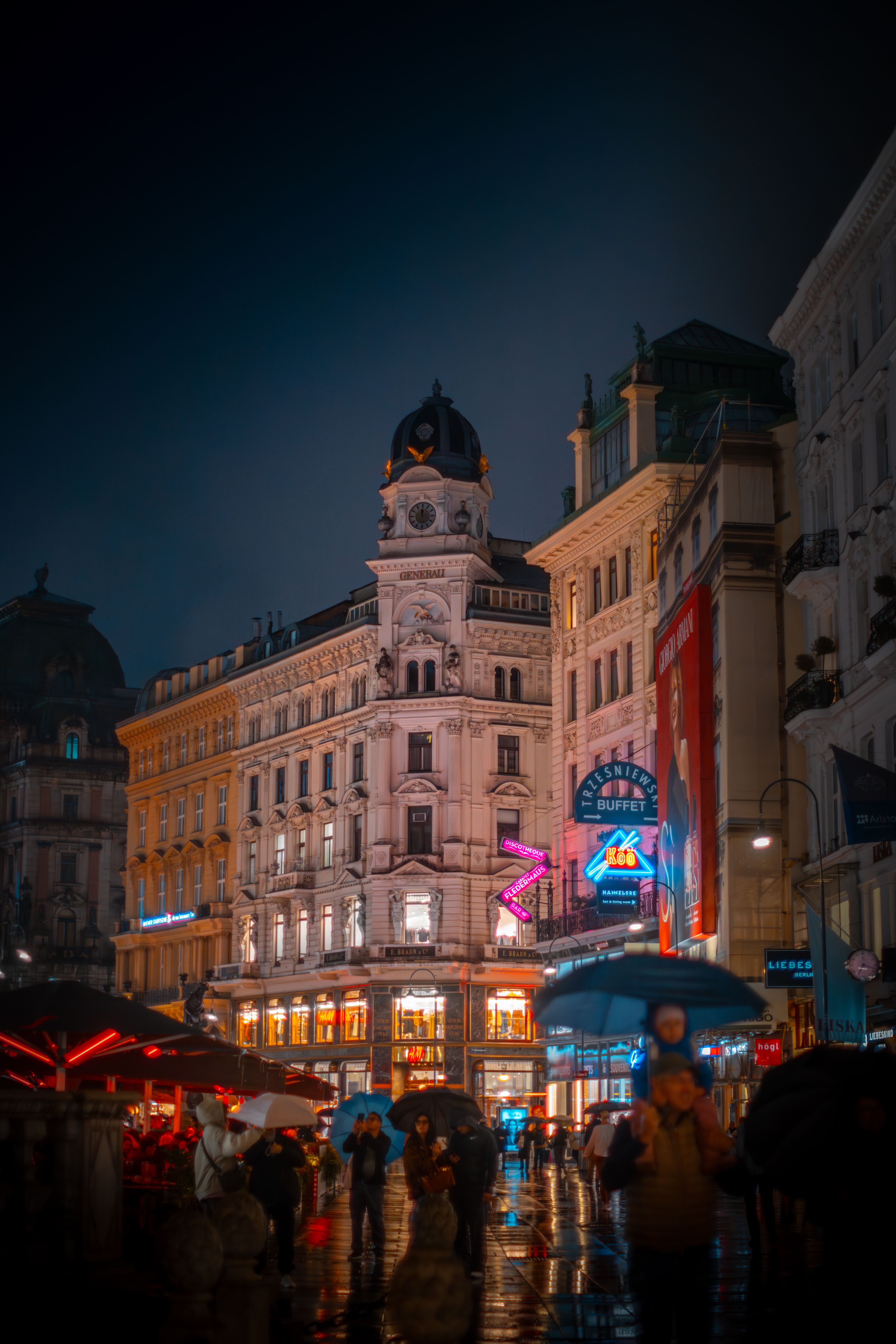 Nighttime at Historic Vienna Street Corner · Free Stock Photo