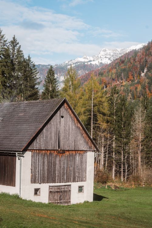 Free Rustic barn set against the stunning Austrian Alps in autumn, showcasing nature's beauty. Stock Photo