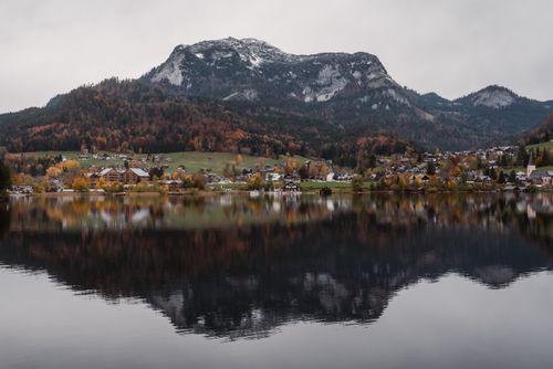 Free Explore the serene beauty of Altaussee, Austria with its calm lake reflections and vibrant autumn colors. Stock Photo