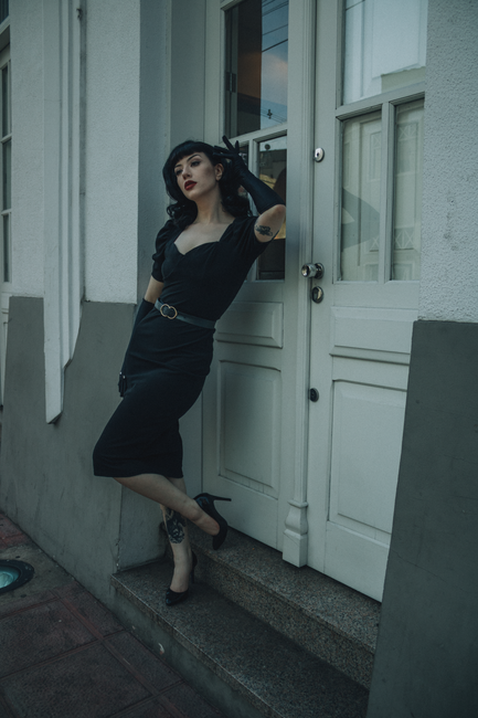 Thin belt on a black dress with gloves to match, that dressed-up retro feel I love at night 🖤
#womensfashion #black #dress #heels