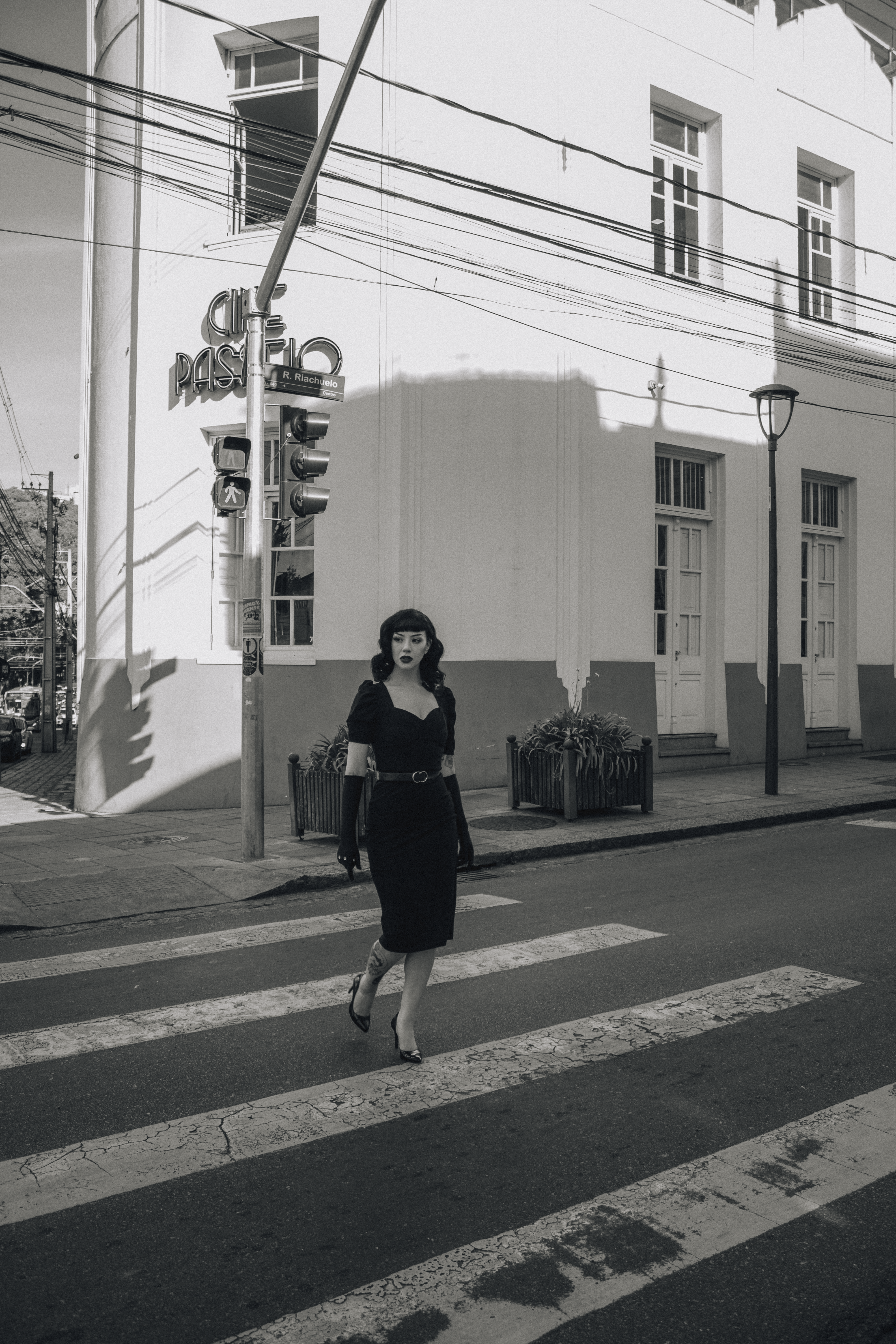 Mujer Antigua Cruzando La Calle En Blanco Y Negro · Foto de stock gratuita