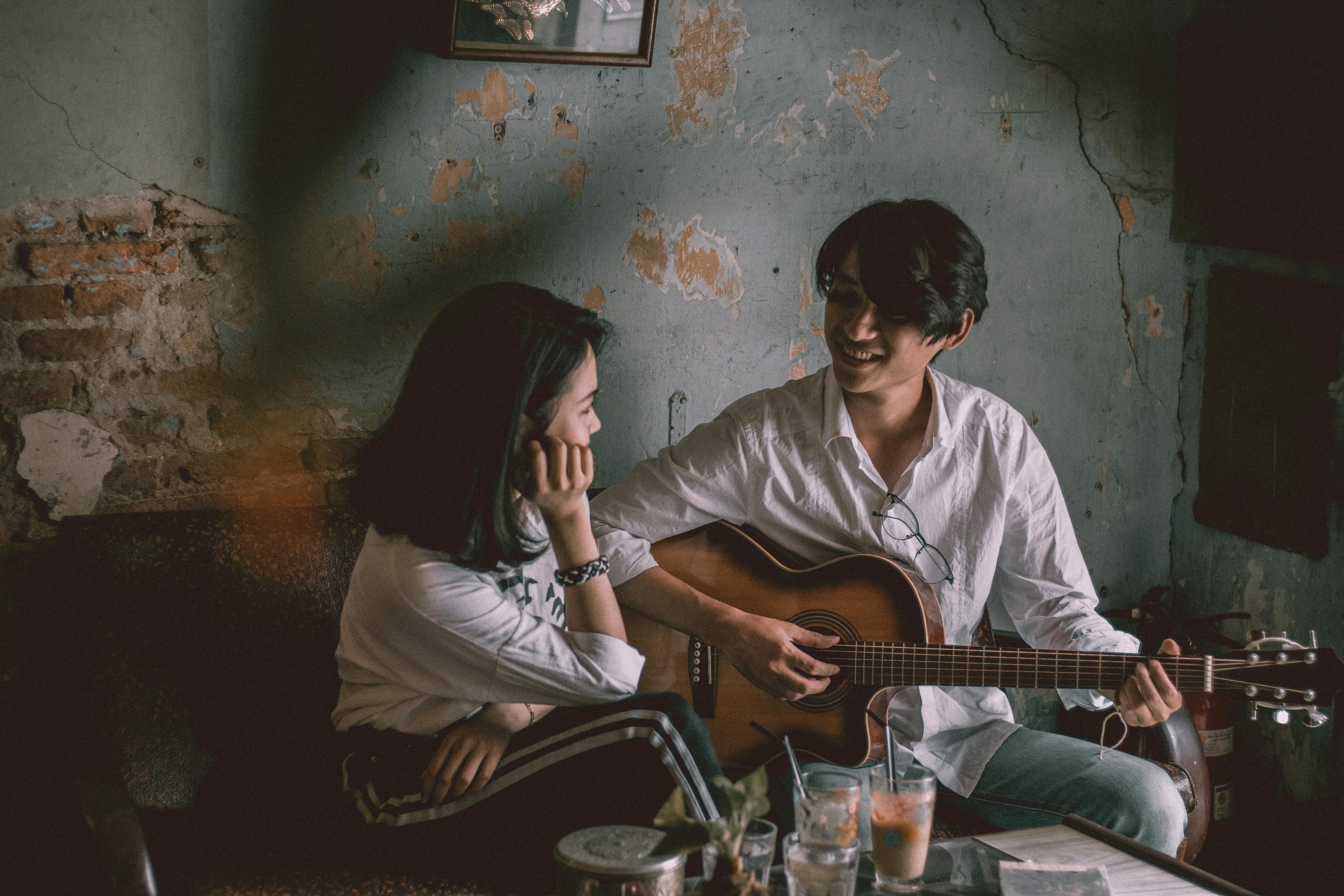 Jeune Homme Barbu Avec Guitare Électrique. Une Personne Adulte Tient Un  Instrument Et Joue. Hobby, Concept De Musique, Sur Fond Gris Banque  D'Images et Photos Libres De Droits. Image 93391431