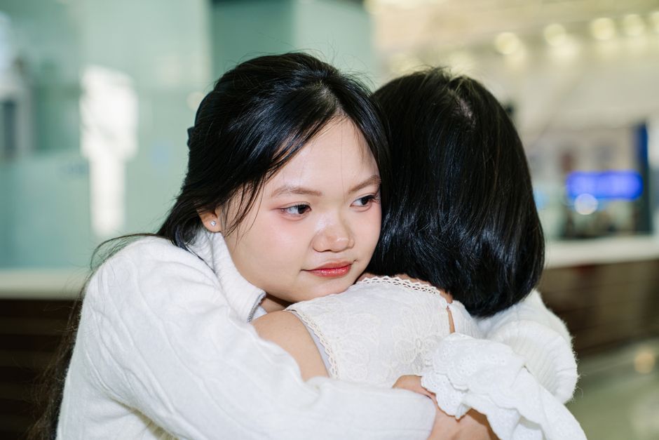 屋内で抱き合いながら感情を伝える 2 人の女性のクローズアップ。