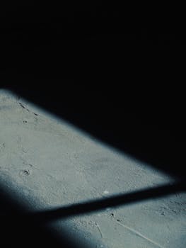 深色、纹理丰富的混凝土表面呈现出戏剧性的皮影戏效果