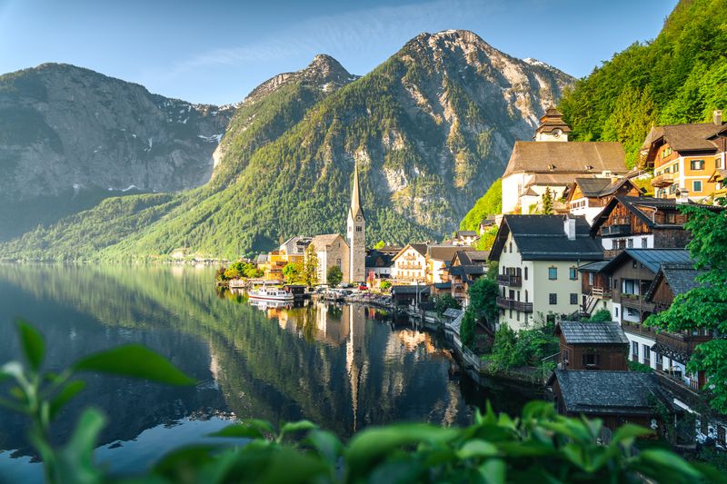 Vedere panoramică asupra satului Hallstatt cu lacul cristalin